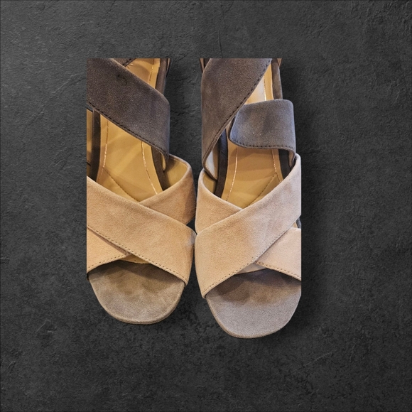 Clarks Women’s Strappy Suede Sandals Size 7 Taupe & Beige Zip Back Comfort Heel - Picture 2 of 5